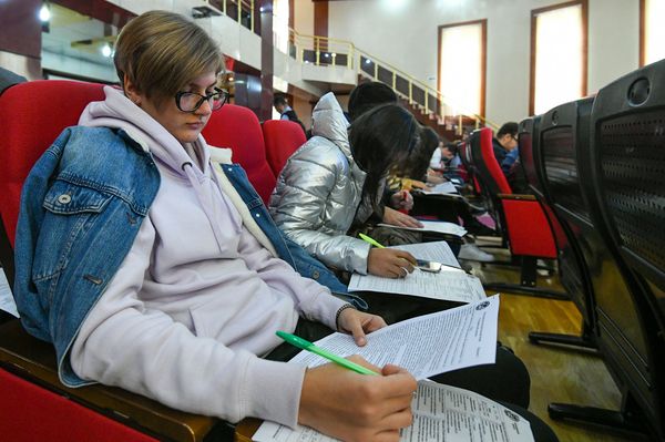 В Баку состоялся Географический диктант, организованный Русским географическим обществом - Sputnik Азербайджан