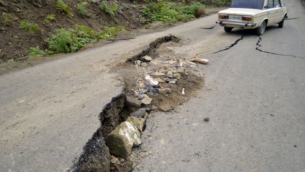 Состояние дороги Тахтанакеран-Мики в Астаринском районе. 11 ноября 2018 года - Sputnik Азербайджан