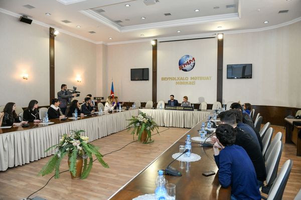 В Баку адвокат заказал травлю изнасилованной девочки - утверждает правозащитник - Sputnik Азербайджан