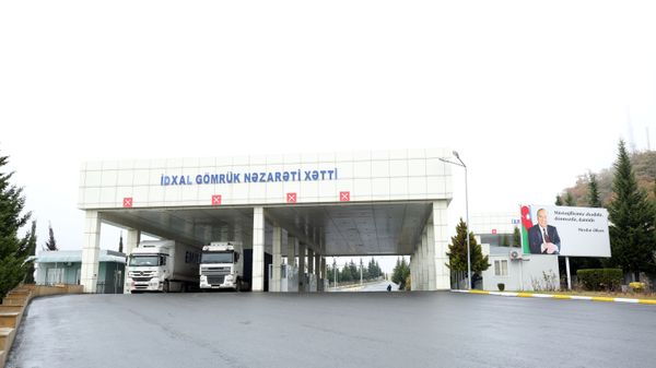 Представители СМИ ознакомились с нововведениями, реализованными на таможенном посту Мазымчай - Sputnik Азербайджан