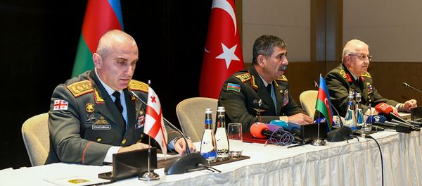 Встреча министра обороны Азербайджана генерал-полковника Закира Гасанова с начальником Генштаба Турции генералом армии Яшаром Гюлером и начальником Генштаба Вооруженных сил Грузии генерал-майором Владимиром Чачибая - Sputnik Азербайджан
