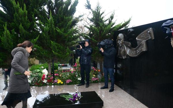 Родные и близкие и друзья Расима Оджагова посетили могилу мастера во второй Аллее почетного захоронения - Sputnik Азербайджан