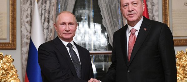 Президент России Владимир Путин и президент Турции Реджеп Тайип Эрдоган во время встречи в Стамбуле Президент России Владимир Путин и президент Турции Реджеп Тайип Эрдоган во время встречи в Стамбуле - Sputnik Азербайджан