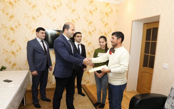 В Кюрдамирском и Агсуинском районах в пользование семьям шехидов и инвалидам карабахской войны предоставлены новые частные дома - Sputnik Азербайджан