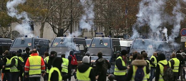 Акция протеста автомобилистов жёлтые жилеты в Париже - Sputnik Азербайджан