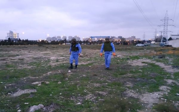 Неразорвавшийся боеприпас на территории Низаминского района города Баку - Sputnik Азербайджан