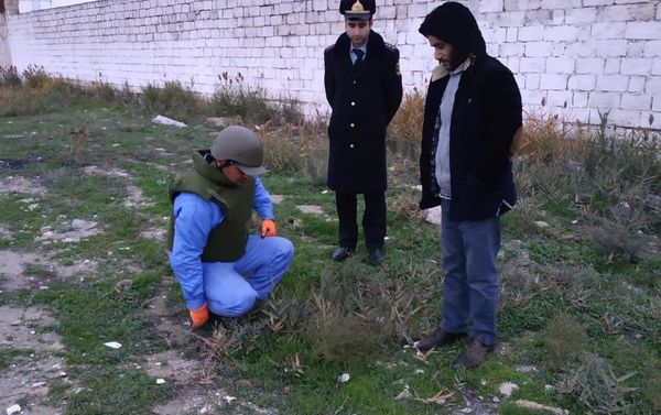 Неразорвавшийся боеприпас на территории Низаминского района города Баку - Sputnik Азербайджан