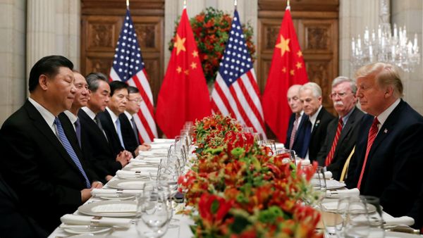 Президент США Дональд Трамп, государственный секретарь США Майк Помпео, советник президента США Джон Болтон и президент Китая Си Цзиньпин на рабочем совещании после саммита лидеров G20 в Буэнос-Айресе, Аргентина  - Sputnik Азербайджан