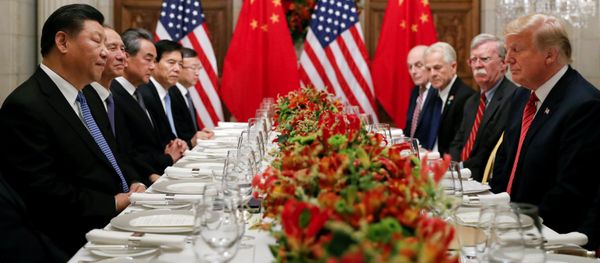 Президент США Дональд Трамп, государственный секретарь США Майк Помпео, советник президента США Джон Болтон и президент Китая Си Цзиньпин на рабочем совещании после саммита лидеров G20 в Буэнос-Айресе, Аргентина  - Sputnik Азербайджан
