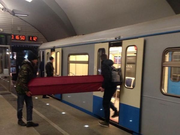 Пассажир перевез гроб в московском метро: груз измерили и осмотрели - Sputnik Азербайджан