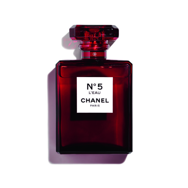 Красное на черном: Chanel N°5 в праздничной «одежке» - Sputnik Азербайджан