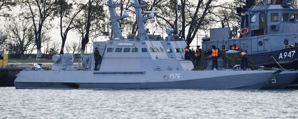 Задержанные украинские корабли доставлены в порт Керчи - Sputnik Азербайджан