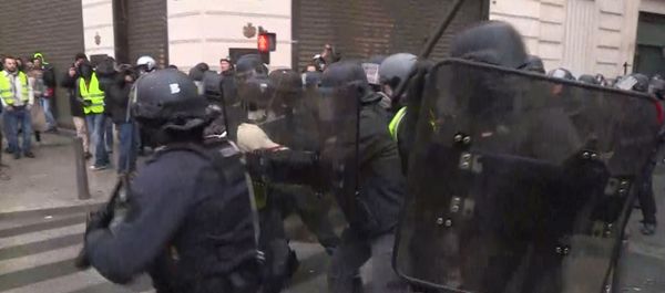 Новая волна беспорядков в Париже - Sputnik Азербайджан