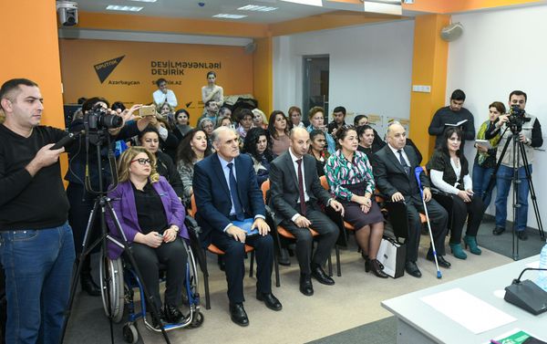 Пресс-конференция на тему Решение проблем женщин-инвалидов в Азербайджане - Sputnik Азербайджан