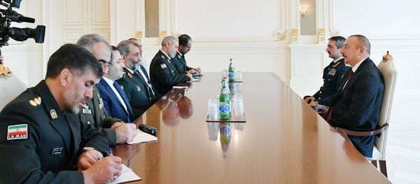 Президент Ильхам Алиев принял делегацию под руководством командующего Пограничными войсками Ирана Президент Ильхам Алиев принял делегацию под руководством командующего Пограничными войсками Ирана - Sputnik Азербайджан
