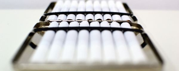 Мужчина с сигаретой в руке, фото из архива - Sputnik Азербайджан