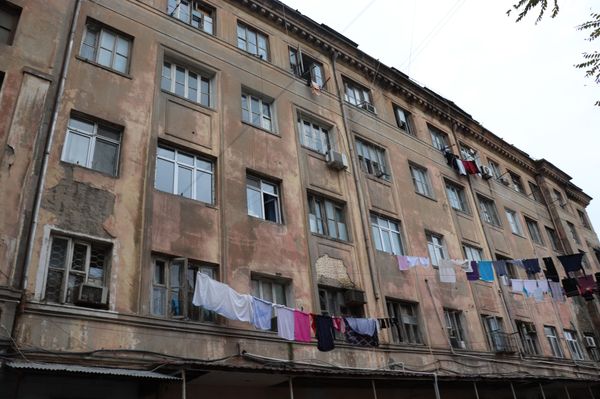 Дожить бы до Новруза: жильцы общежития для холостых каждую ночь проводят в страхе - Sputnik Азербайджан