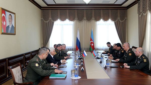 Первый заместитель министра обороны АР генерал-полковник Наджмеддин Садыков встретился с делегацией во главе с первым заместителем министра обороны РФ Валерием Герасимовым - Sputnik Азербайджан