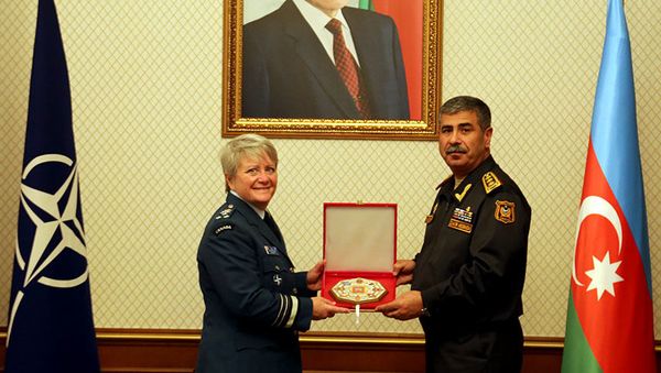 Министр обороны встретился с начальником Оборонного колледжа НАТО - Sputnik Азербайджан
