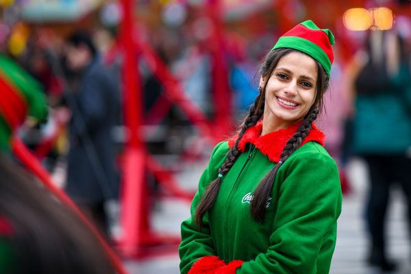 Новогодняя благотворительная ярмарка Холодные руки, горячее сердце в Баку - Sputnik Азербайджан
