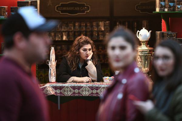 Новогодняя благотворительная ярмарка Холодные руки, горячее сердце в Баку - Sputnik Азербайджан