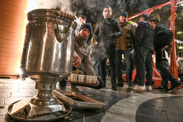 Новогодняя благотворительная ярмарка Холодные руки, горячее сердце в Баку - Sputnik Азербайджан