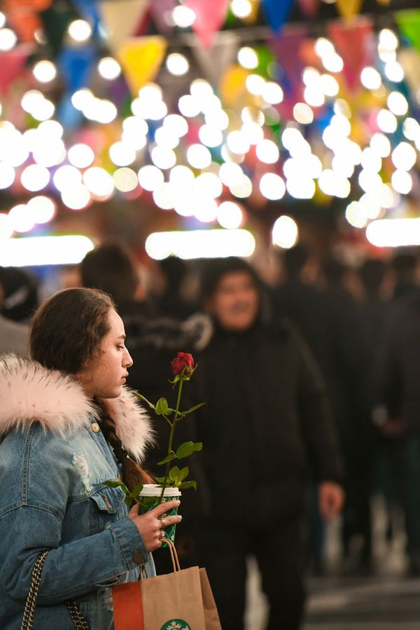Новогодняя благотворительная ярмарка Холодные руки, горячее сердце в Баку - Sputnik Азербайджан