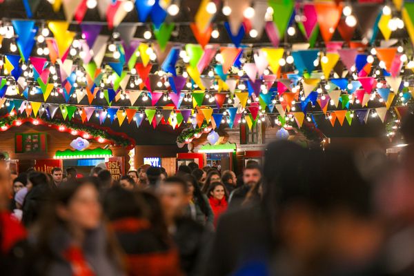 Новогодняя благотворительная ярмарка Холодные руки, горячее сердце в Баку - Sputnik Азербайджан