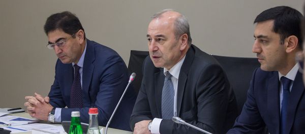Круглый стол Сотрудничество государственного и частного сектора в подготовке законопроекта о возобновляемых источниках энергии - Sputnik Азербайджан