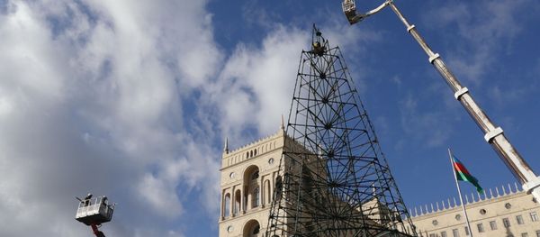 Как устанавливают самую высокую новогоднюю елку Баку - Sputnik Азербайджан