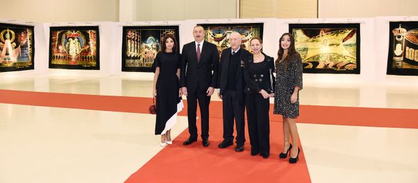 Президент Ильхам Алиев, первая леди Мехрибан Алиева и их дочь Лейла Алиева ознакомились с выставкой, посвященной творчеству Таира Салахова - Sputnik Азербайджан
