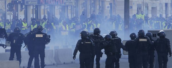 В Париже полиция применила слезоточивый газ  - Sputnik Азербайджан