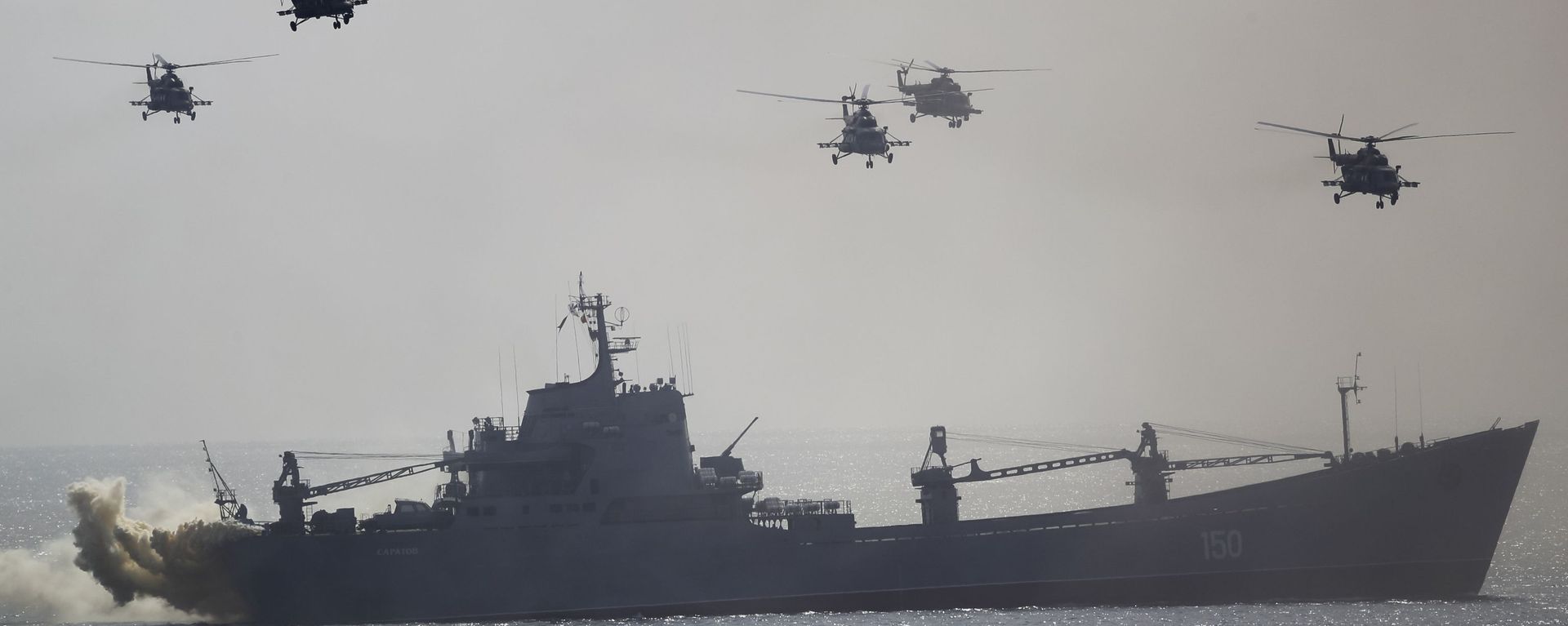 Rusiya hərbi gəmisi və helikopterləri Qara dənizdə - Sputnik Азербайджан, 1920, 17.07.2023