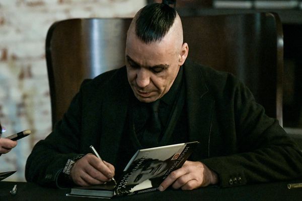 Радость и слезы на бакинской автограф-сессии солиста Rammstein - Sputnik Азербайджан