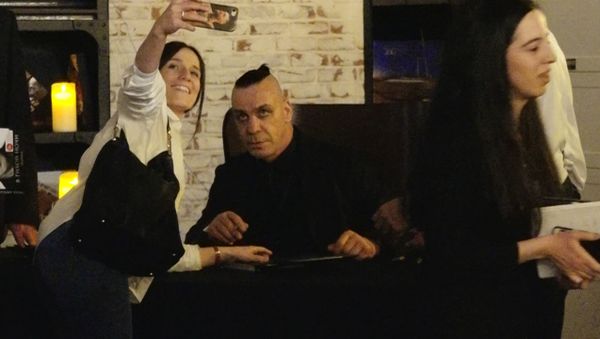 Видео дня: в Баку выстроилась огромная очередь ради лидера Rammstein - Sputnik Азербайджан