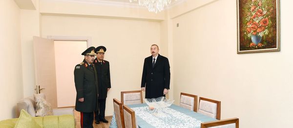 Президент Ильхам Алиев принял участие в церемонии предоставления новых квартир военнослужащим в Сабунчинском районе Баку - Sputnik Азербайджан