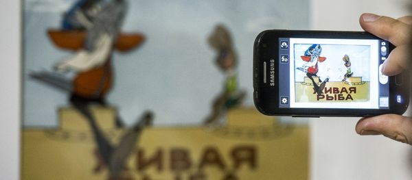 У стенда с персонажами мультфильма Ну, погоди! - Sputnik Азербайджан