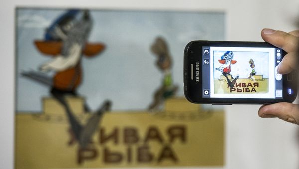 У стенда с персонажами мультфильма Ну, погоди! - Sputnik Азербайджан