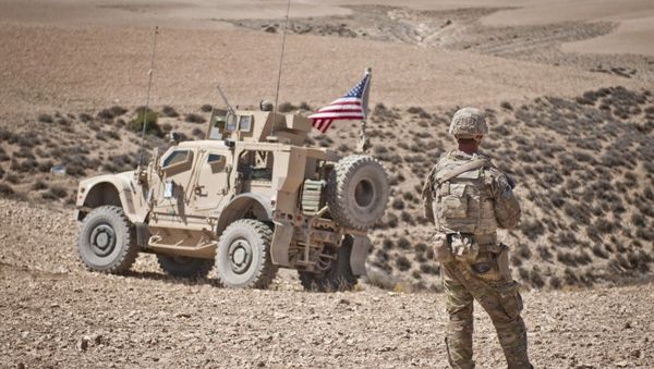 Военнослужащий США обеспечивает безопасность в Сирии - Sputnik Азербайджан