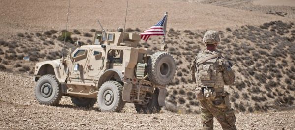 Военнослужащий США обеспечивает безопасность в Сирии - Sputnik Азербайджан