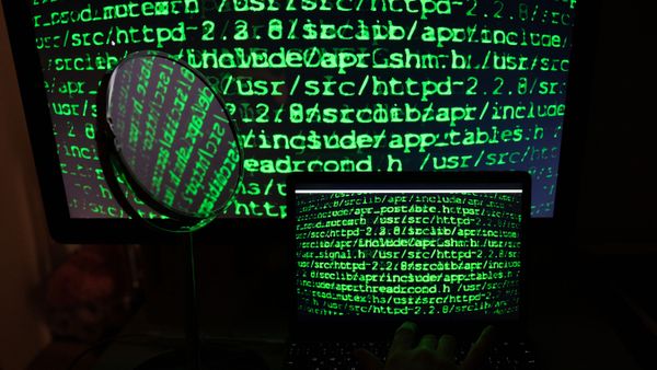 Строчки с цифрами на экранах компьютера и ноутбука - Sputnik Азербайджан