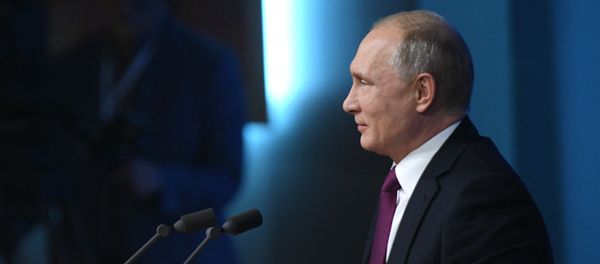 Президент РФ Владимир Путин во время ежегодной большой пресс-конференции в Центре международной торговли на Красной Пресне - Sputnik Азербайджан
