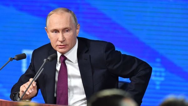 Президент РФ Владимир Путин во время ежегодной большой пресс-конференции в Центре международной торговли на Красной Пресне - Sputnik Азербайджан