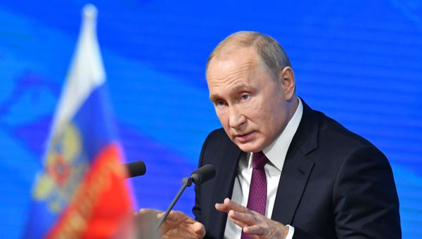 Президент РФ Владимир Путин во время ежегодной большой пресс-конференции в Центре международной торговли на Красной Пресне - Sputnik Азербайджан