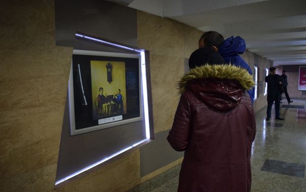 Выставка фоторепродукций шедевров известных азербайджанских художников в подземном переходе станции метро Нариман Нариманова - Sputnik Азербайджан