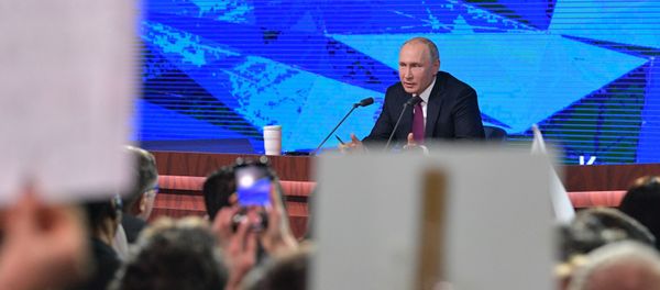 Президент РФ Владимир Путин во время ежегодной большой пресс-конференции в Центре международной торговли на Красной Пресне - Sputnik Азербайджан