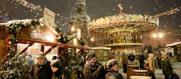 Посетители ярмарки на Красной площади - Sputnik Азербайджан