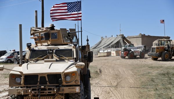 Солдат США на бронированном транспортном средстве - Sputnik Азербайджан