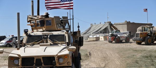 Солдат США на бронированном транспортном средстве - Sputnik Азербайджан
