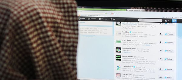 Мужчина из Саудовской Аравии просматривает ленту социальной сети твиттер, фото из архива - Sputnik Азербайджан